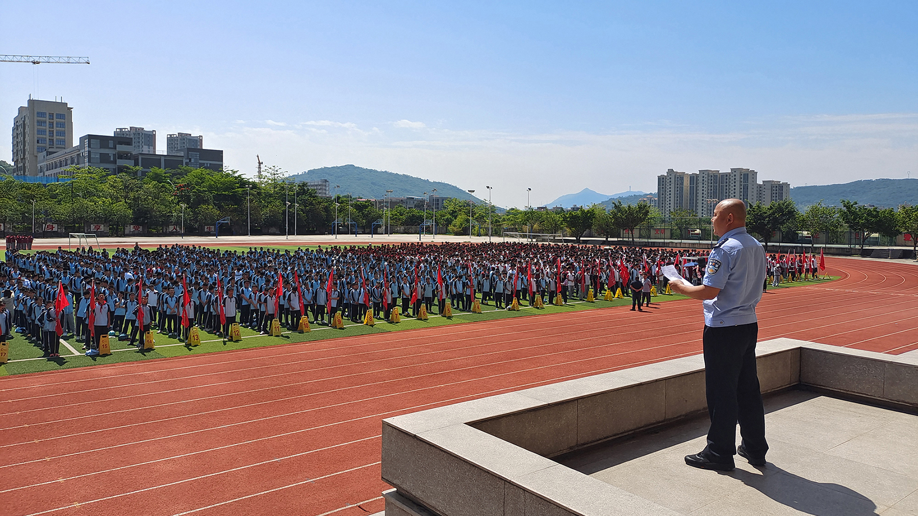 2025年5月12日，南安一中邀请法治副校长莅校作关于网络安全暨网络文明素养教育的国旗下讲话.jpg